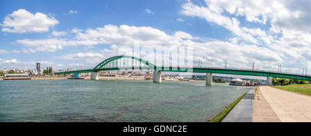 Treno vecchio ponte sul fiume Sava a Belgrado in Serbia Foto Stock