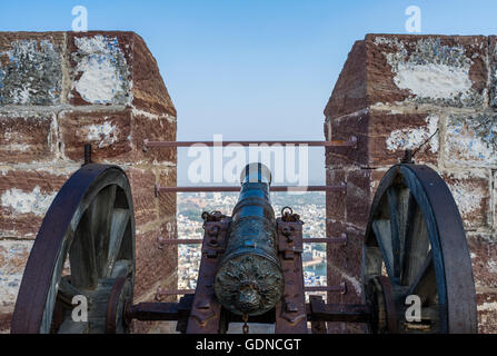Il Cannone e una vista di Jodhpur città blu dalla parte superiore del Forte Mehrangarh, Rajasthan, India. Foto Stock