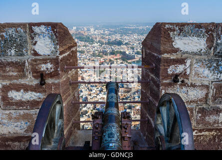 Il Cannone e una vista di Jodhpur città blu dalla parte superiore del Forte Mehrangarh, Rajasthan, India. Foto Stock