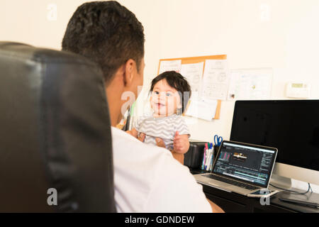 Padre giocando con il bambino a scrivania Foto Stock Padre giocando con il bambino a scrivania Foto Stock
