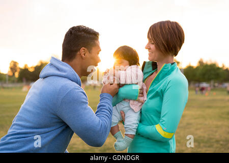 Giovane giocando con il bambino in posizione di parcheggio Foto Stock