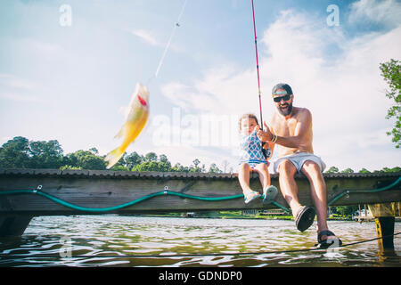 Padre e figlia la bobinatura di pesce al lago Jackson, Atlanta, Georgia, Stati Uniti d'America Foto Stock