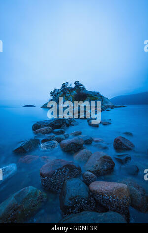 Sperone roccioso, Oceano Pacifico, Whytecliff Park, West Vancouver, British Columbia, Canada Foto Stock