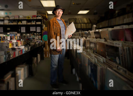 Ritratto di uomo maturo nel record shop, tenendo i record Foto Stock