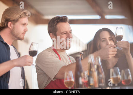 Coppia con cameriere degustazione di birra Foto Stock