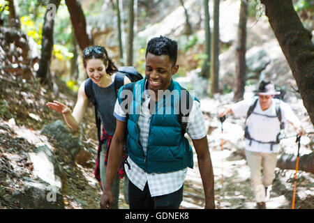 Tre giovani adulte escursionisti escursioni attraverso boschi, Arcadia, California, Stati Uniti d'America Foto Stock