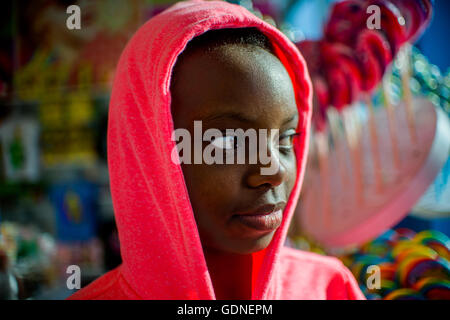 Ritratto di ragazza adolescente indossando felpa con cappuccio rosa guardando lateralmente, Brooklyn, Stati Uniti d'America Foto Stock