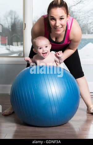 Madre con bambino ragazzo facendo esercizi di fitness Foto Stock