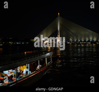 Il Rama VIII Ponte sul Fiume Chao Phraya in Banglamphu nella città di Bangkok in Thailandia in Southeastasia. Foto Stock