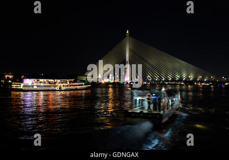 Il Rama VIII Ponte sul Fiume Chao Phraya in Banglamphu nella città di Bangkok in Thailandia in Southeastasia. Foto Stock