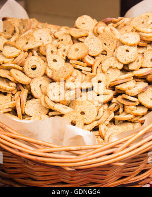 Freschi di forno bagel chip nel cesto di vimini in stallo a bazar Foto Stock