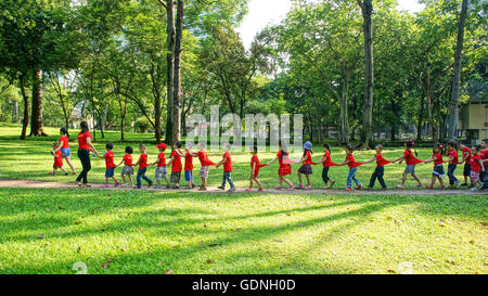 Attività extra scolastiche di educazione prescolare, capretto nel team building al green park di indipendenza palace Foto Stock