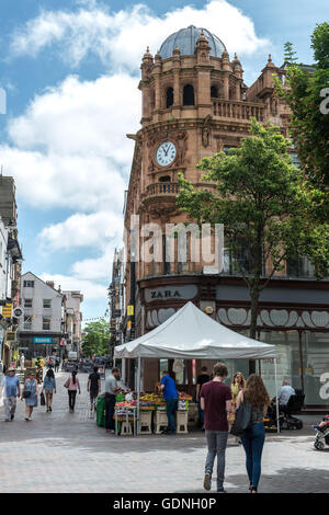 Pressione di stallo di frutta nella parte anteriore dell'edificio Zara in corrispondenza della giunzione di Pelham Street e clumber street nottingham Foto Stock