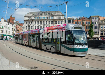 Nuovo Nottingham Express tram in transito NET guidando attraverso il Nottingham City Centre di fronte Debenhams nella piazza del mercato vecchio Foto Stock