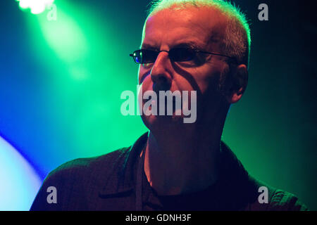 John O'Neill dalle sfumature suonando live in Galway. Foto Stock