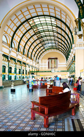 Viaggiatore visita centro postale, un antico francese post office con design a cupola per i viaggi Foto Stock