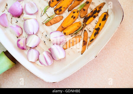 Vista dall'alto su una padella con verdure arrosto, cucina casa sana Foto Stock