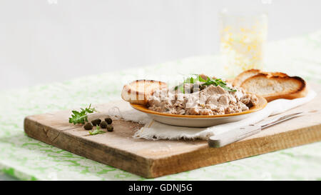 Paté di Pesce diffuso con toast su un pannello di legno Foto Stock