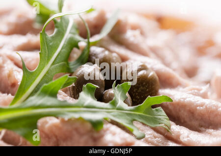 Paté di Pesce diffuso con capperi e rucola close up Foto Stock