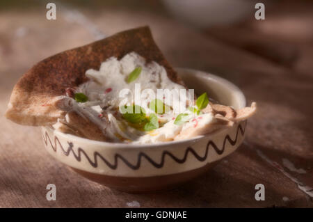 Labneh Medio Orientale Yogurt Strained Formaggio in olio di oliva Foto Stock