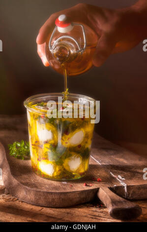 Labneh Medio Orientale Yogurt Strained Formaggio in olio di oliva Foto Stock