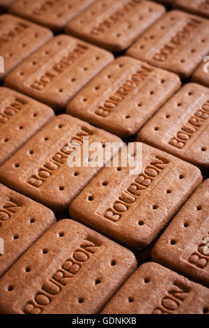 Borbone biscotti o creme di Borbone un popolare riempita di cioccolato biscotto britannica Foto Stock