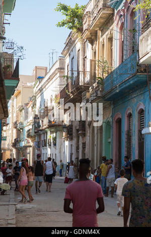 Strada trafficata scena nella Habana Vieja, Havana, Cuba Foto Stock