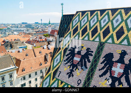 Panorama off torre nord e tegole di Stephansdom, la cattedrale di Santo Stefano a Vienna Foto Stock