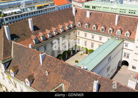 Palazzo Vescovile e il cortile dalla torre nord del Duomo di Santo Stefano a Vienna, Austria Foto Stock