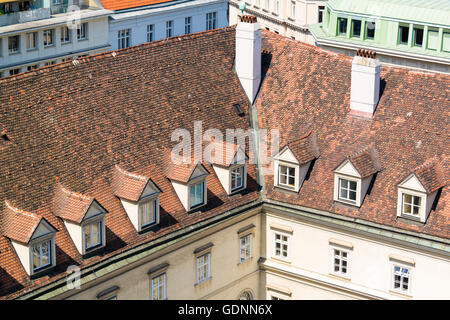 Il tetto del Palazzo Vescovile da torre nord del Duomo di Santo Stefano a Vienna, Austria Foto Stock