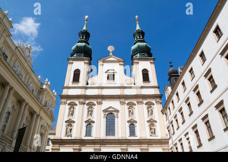 Top la facciata della chiesa dei gesuiti o Chiesa Universitaria su Ignaz Seipel Platz a Vienna, in Austria Foto Stock