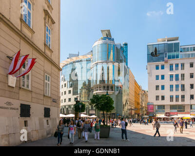 Persone e Haas casa sulla Stephansplatz nel centro della città di Vienna, Austria Foto Stock
