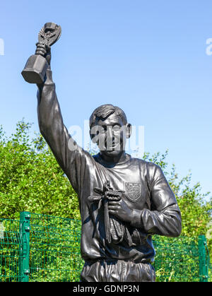 Statua del portiere inglese Gordon Banks che tiene la Coppa del mondo fuori dallo stadio Stoke City bet365, Stoke-on-Trent, Staffordshire, Inghilterra, Regno Unito Foto Stock