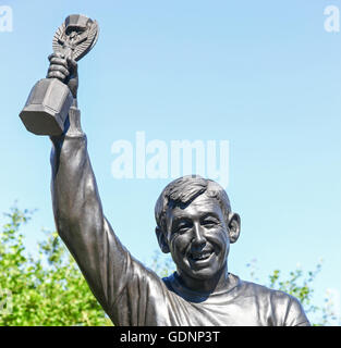 Statua del portiere inglese Gordon Banks che tiene la Coppa del mondo fuori dallo stadio Stoke City bet365, Stoke-on-Trent, Staffordshire, Inghilterra, Regno Unito Foto Stock