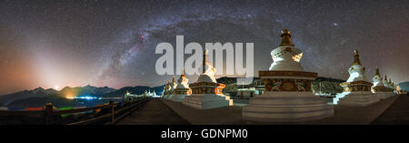 Il cielo di notte in una vista panoramica su un santuario buddista nella provincia di Yunnan in Cina. Nonostante l'inquinamento luminoso di Fei lai te Foto Stock