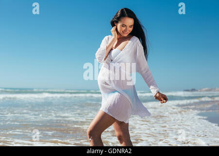 Felice giovane donna incinta rilassarsi e godersi la vita in natura Foto Stock