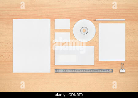 Modello per la corporate identity - carta intestata, biglietti da visita, Busta, matita, cd o dvd, legante clip, righello. Foto Stock