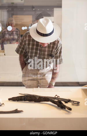 Madrid, Spagna - 11 Luglio 2016: uomo anziano con il cappello al Museo Archeologico Nazionale di Madrid Foto Stock