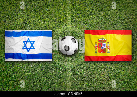 Israele vs. Spagna bandiere sul verde del campo di calcio Foto Stock