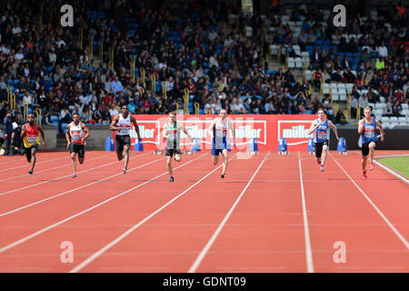 Sam Miller, Josh COX, Richard KILTY, Andrew Robertson, Sam OSEWA, Aidan SYERS & Ruben ARTHUR in esecuzione in Uomini 100m Semi-Final 3, 2016 del Campionato Britannico, Birmingham Alexander Stadium Regno Unito. Foto Stock