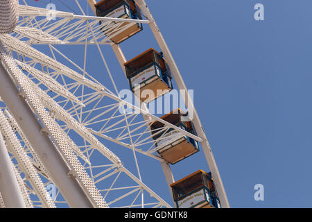 Costa Mesa, CA - Luglio 16, 2016: ruota panoramica Ferris all'Orange County Fair di Costa Mesa, CA il 16 luglio 2016. Solo uso editoriale. Foto Stock