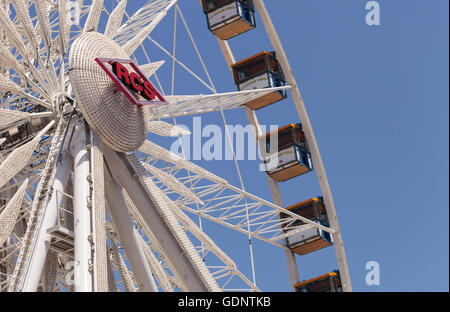 Costa Mesa, CA - Luglio 16, 2016: ruota panoramica Ferris all'Orange County Fair di Costa Mesa, CA il 16 luglio 2016. Solo uso editoriale. Foto Stock