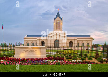 Il Fort Collins Colorado Tempio all alba di un giorno nuvoloso. La Chiesa di Gesù Cristo dei Santi Latter-Day tempio in Fort coll Foto Stock