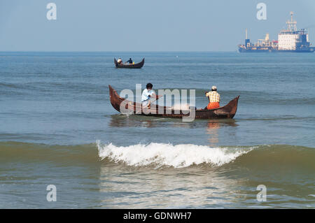 Non identificato i pescatori indiani in una barca cattura del pesce. Foto Stock