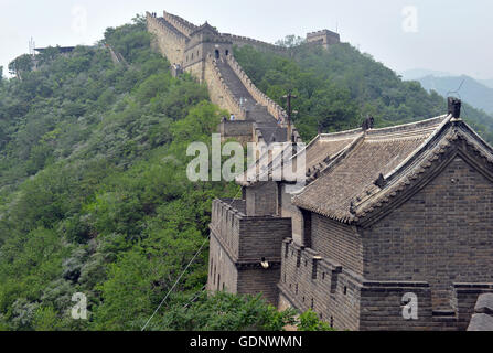 La Grande Muraglia della Cina in cima alle montagne della foresta, mostrando l'inquinamento atmosferico e lo smog, Cina Foto Stock