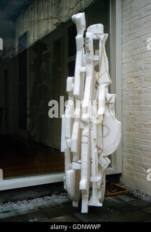 Modello di polistirolo di una scultura di Mirko Basaldella nel cortile di casa Sert, Foto Stock