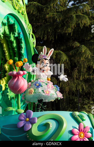 Minnie Mouse eseguire durante una parata attraverso Disneyland a Tokyo in Giappone Foto Stock