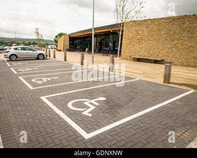 Non occupato baie di parcheggio per disabili verhicles Foto Stock