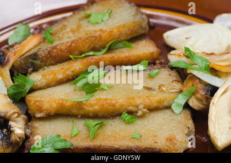 Fette di torta di patate su piastra Foto Stock