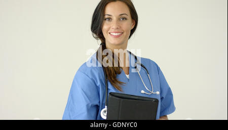 Sorridente femmina giovane medico sorrisi a fotocamera Foto Stock